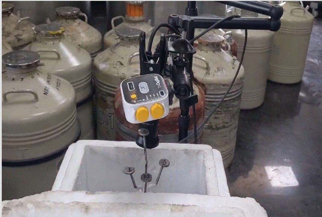 SemenStrawCOUNTER device over liquid nitrogen